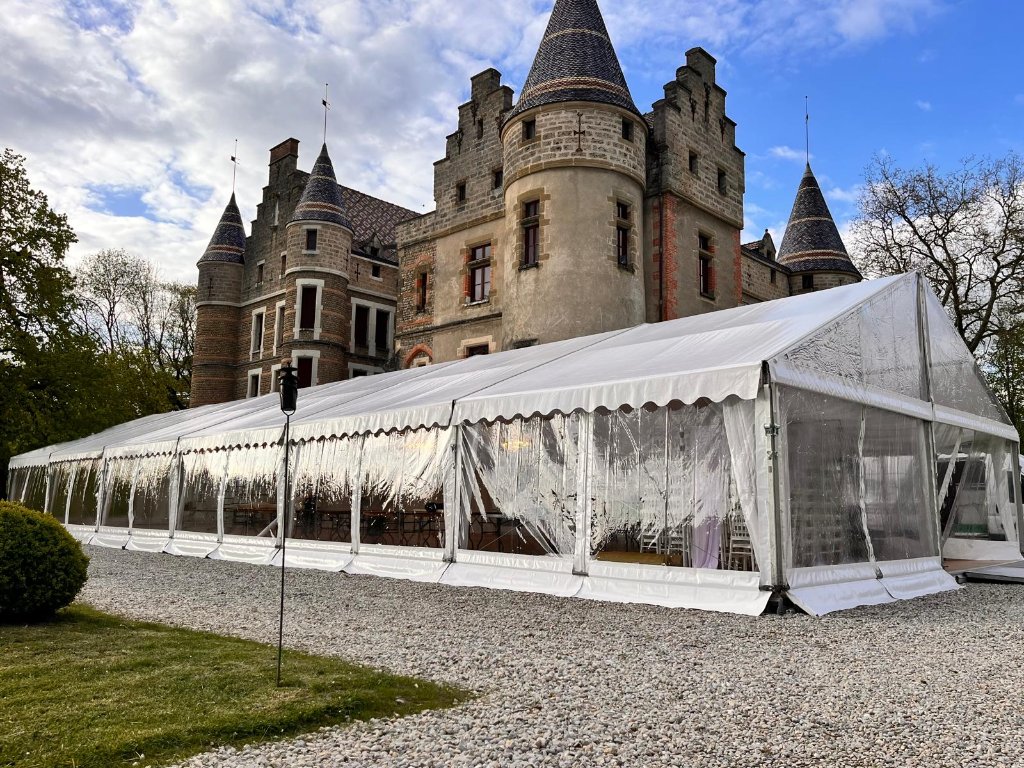 Chapiteau cristal 10x25 installé devant un château par MONIN CHAPITEAUX