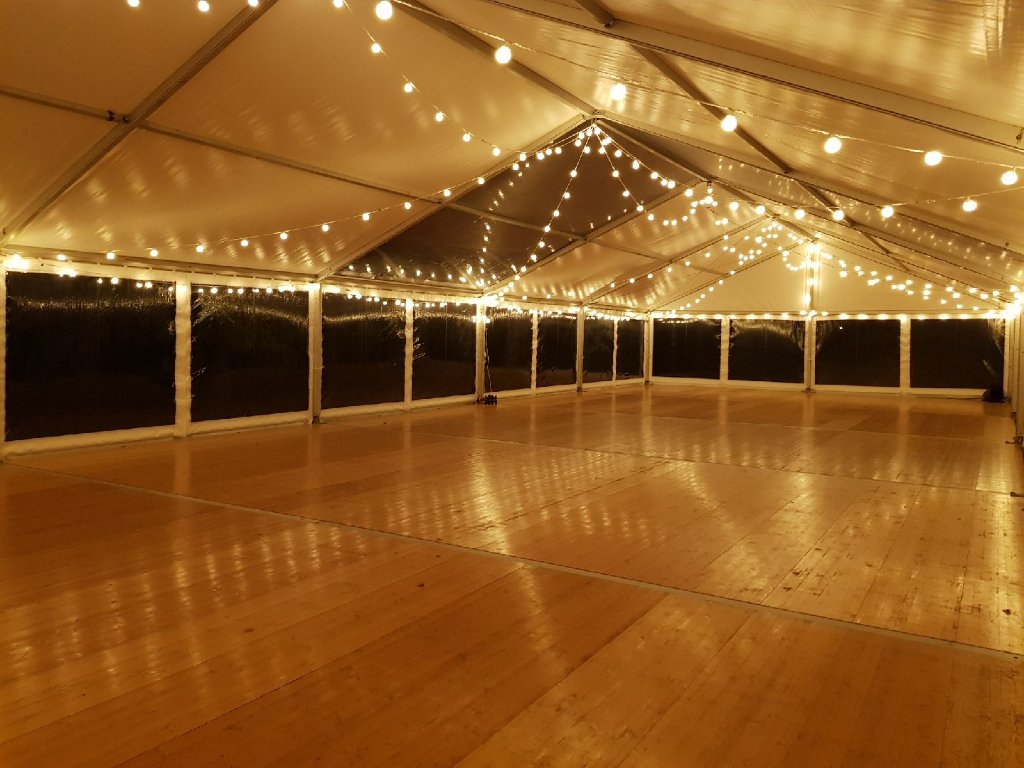 Ambiance guirlandes guinguettes en soirée sous chapiteau
