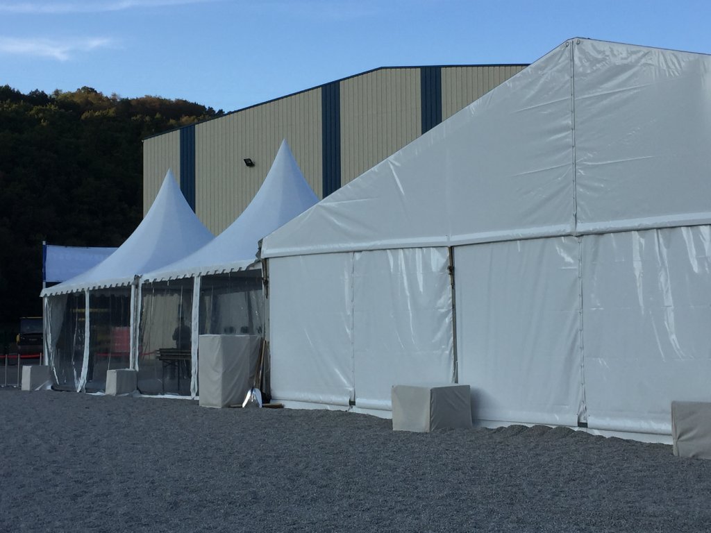 Alignement de pagodes blanches avec drapeaux en centre-ville