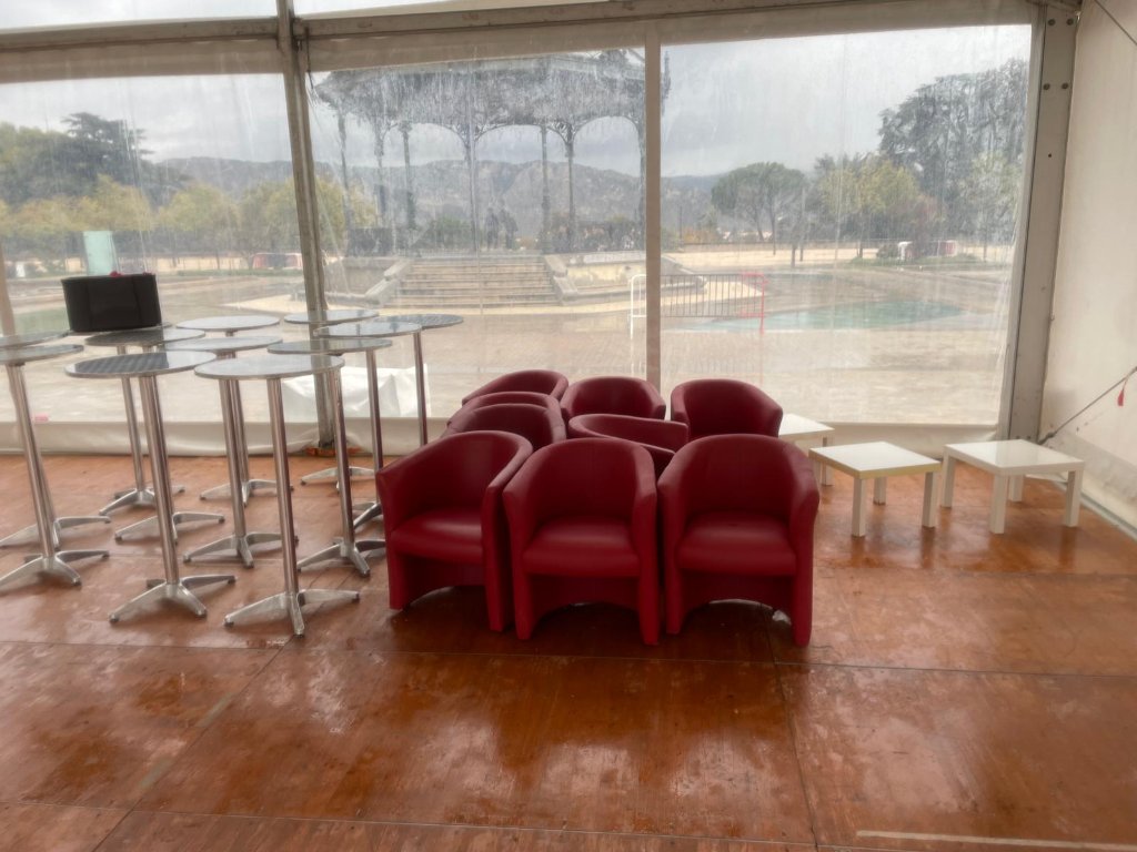 Chaises de conférence alignées sous chapiteau