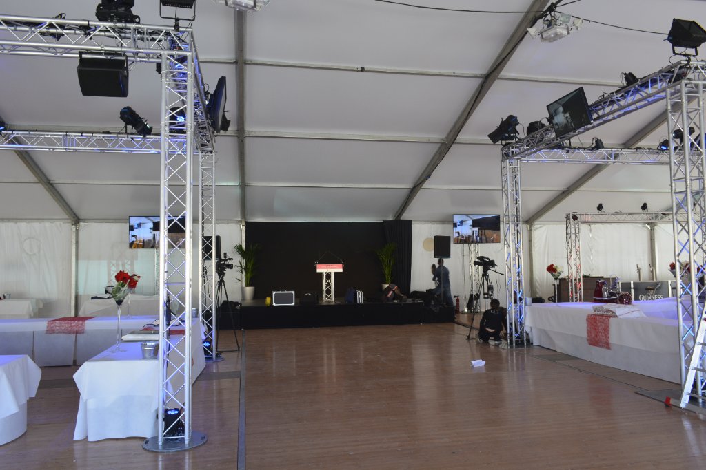 Plancher bois avec installation scénique complète pour soirée