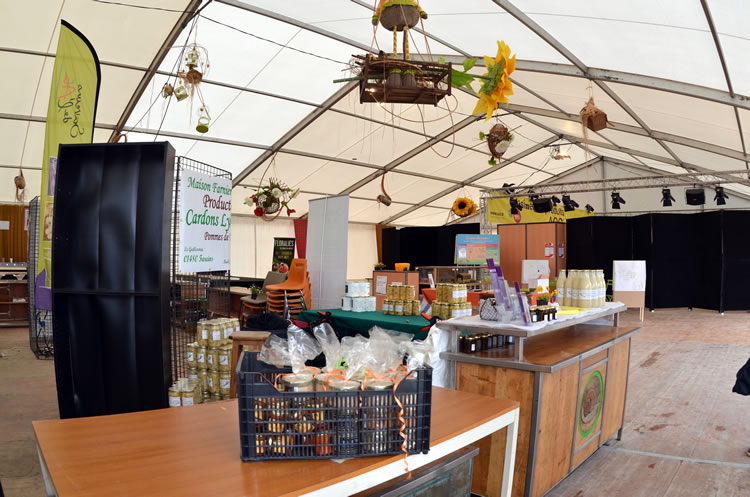 Structure 20m avec tables brasserie alignées pour grand banquet