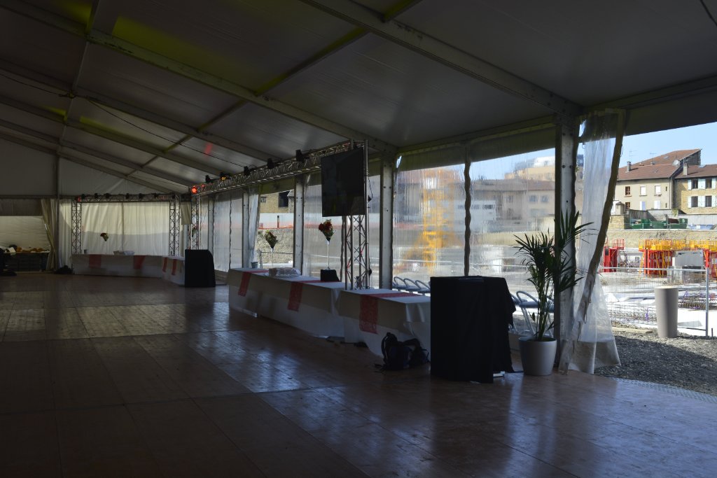 Plancher avec parois cristal ouvrant sur chantier en centre-ville