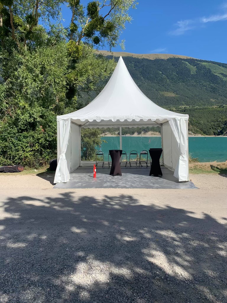 Pagode 5x5 avec murs cristal au bord d'un lac de montagne