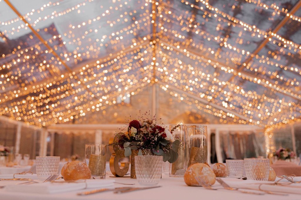 Guirlandes LED scintillantes et décoration de table mariage