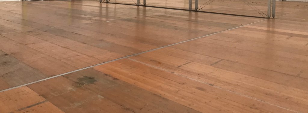 Détail plancher bois brut avec jonctions métalliques
