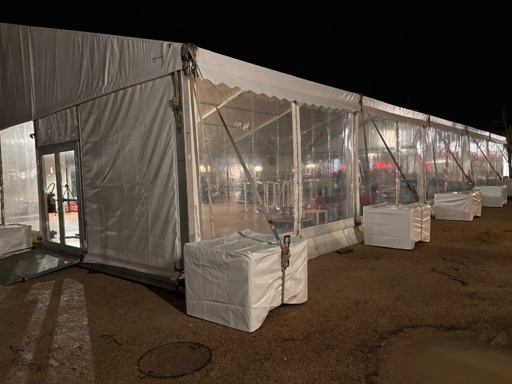 Sangles et lestage sur chapiteau événementiel de nuit