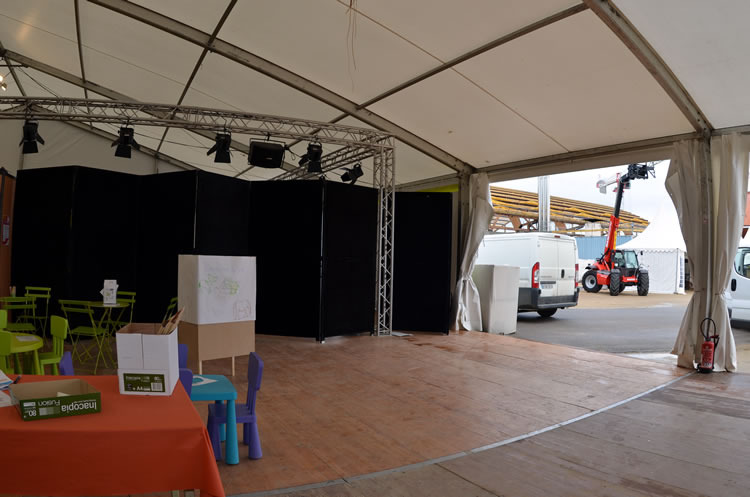 Structure 20x40 aménagée en espace d'exposition agricole