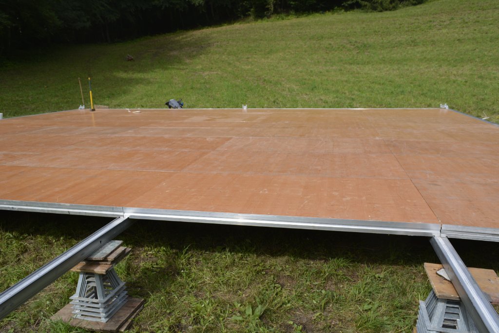 Plancher cassette surélevé sur pieds réglables en extérieur