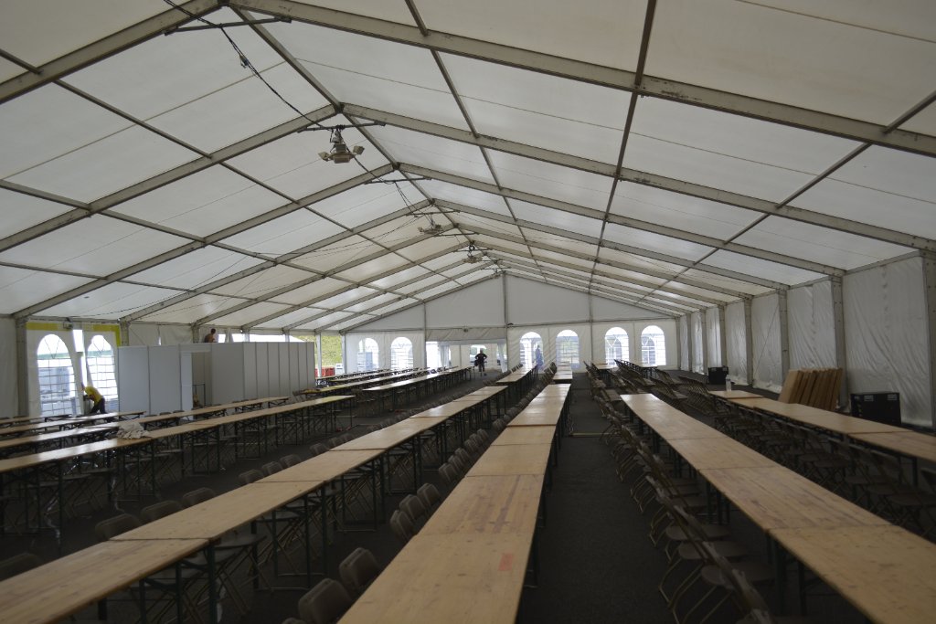 Structure 20m équipée de bancs et tables brasserie face à fenêtres cintrées