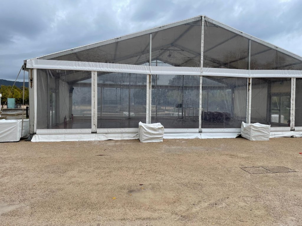 Grande structure cristal sur site en construction