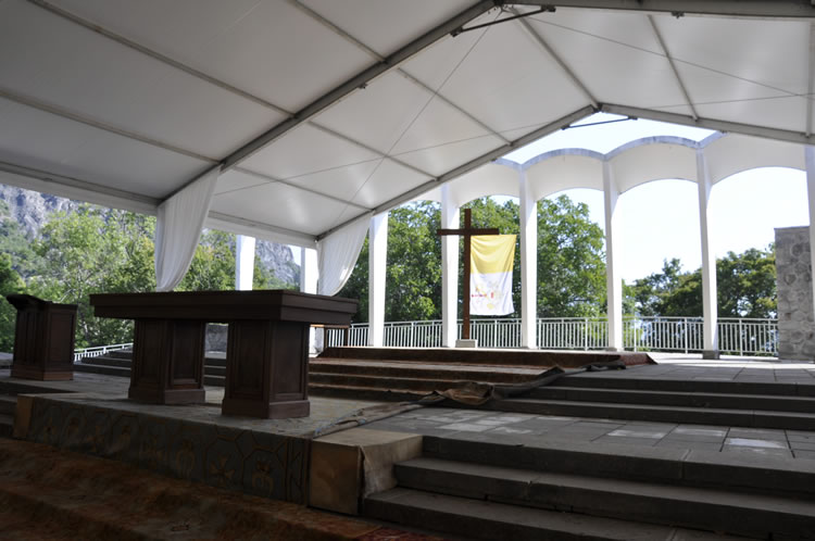 Autel et arches sous structure 30m pour célébration religieuse