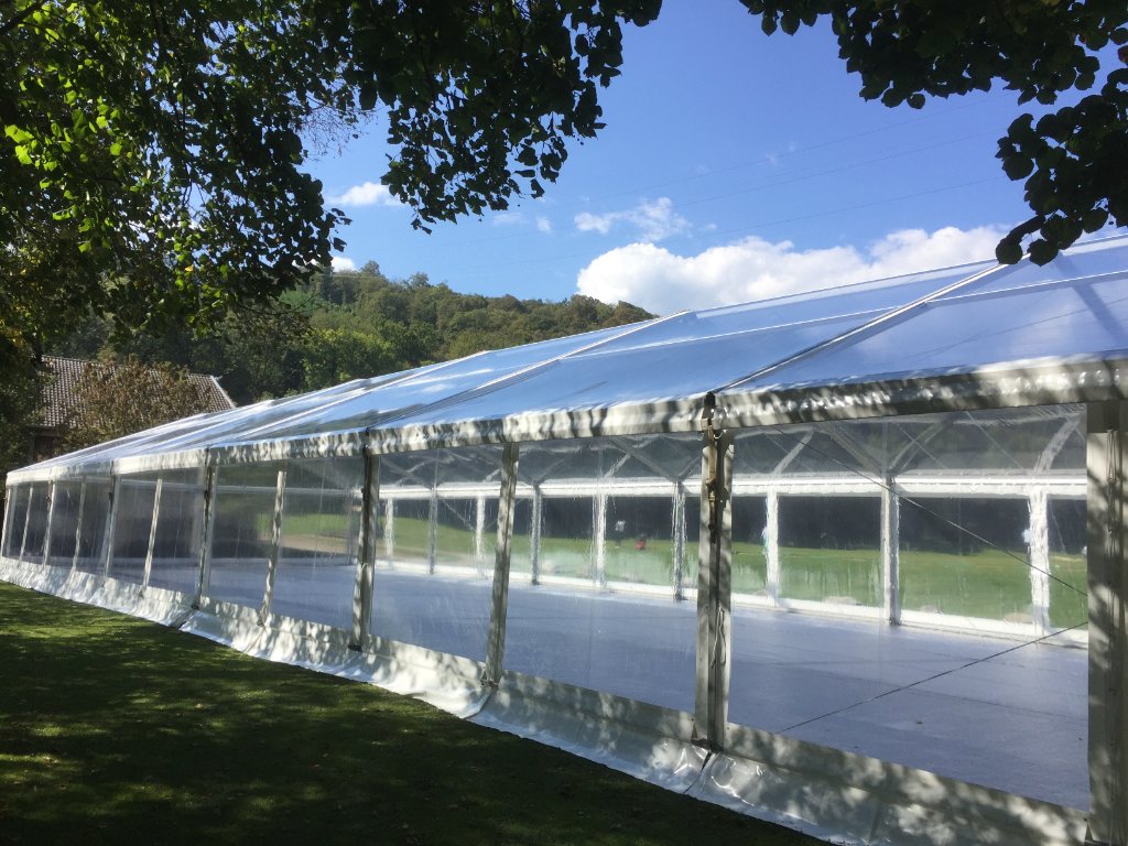 Structure 10m avec toits et murs cristal panoramiques