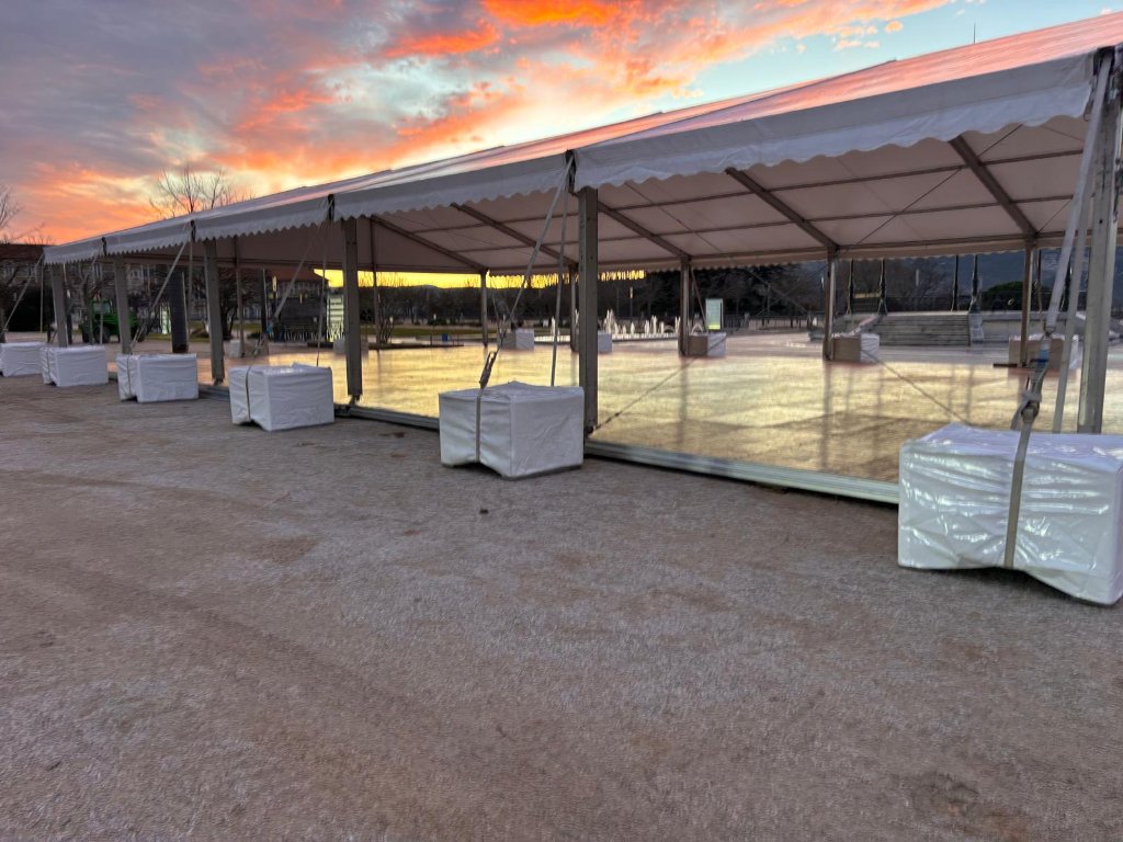 Grand chapiteau avec lestage périphérique au coucher du soleil