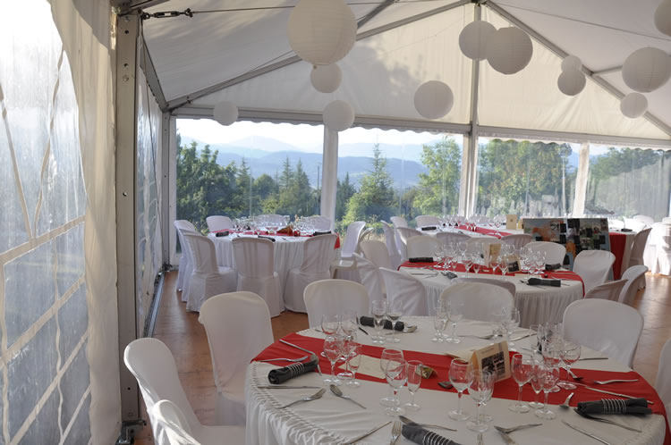 Dîner sous structure 10m avec nappage blanc et chemins rouges