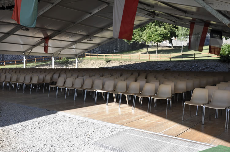 Plancher bois et chaises sous structure 30m avec drapeaux suspendus