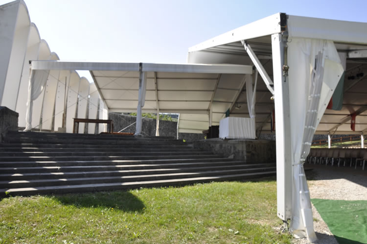 Liaison entre deux structures 30m avec escaliers et scène