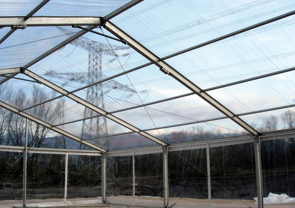 Structure 15m avec murs cristal vus de l'intérieur