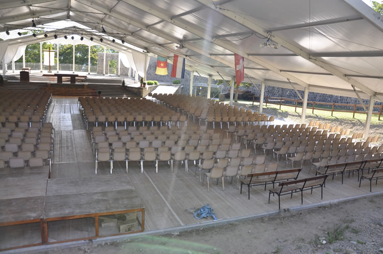 Large structure 30m avec amphithéâtre de chaises et estrade