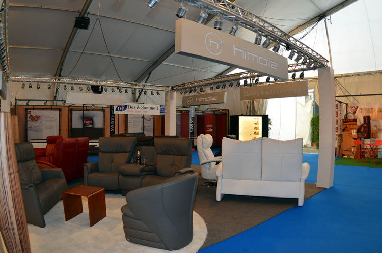 Stand Himolla avec fauteuils relaxation et truss lumière