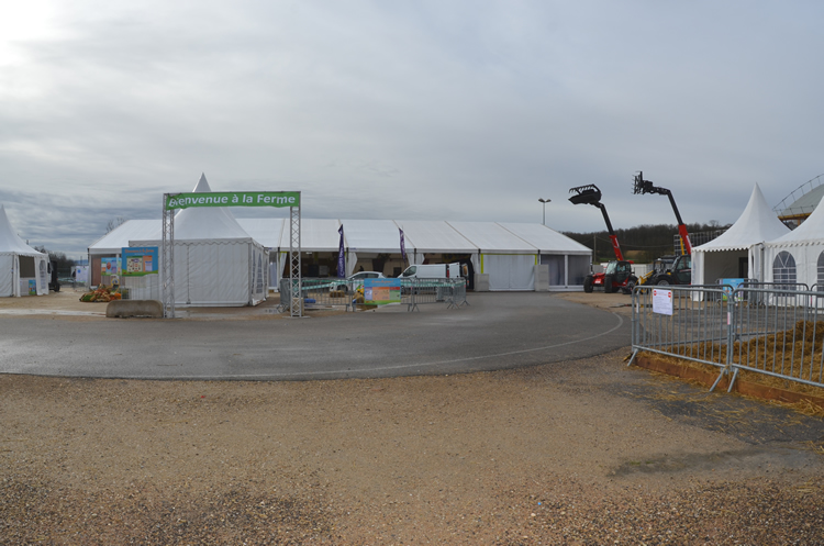 Structure 20x40 avec pagodes d'accueil et signalétique événementielle