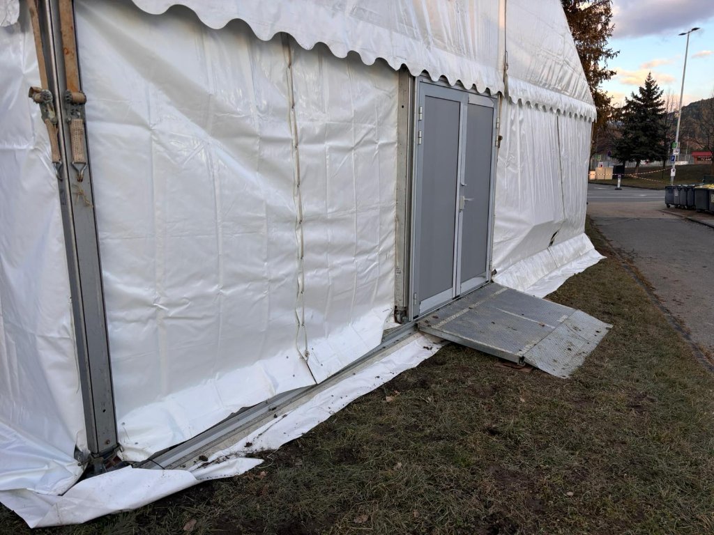 Porte double en aluminium avec rampe d'accès sur chapiteau