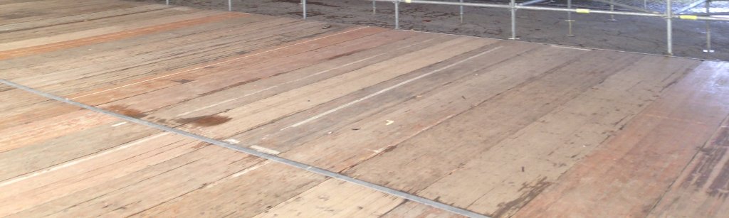 Plancher bois brut en cours d'installation