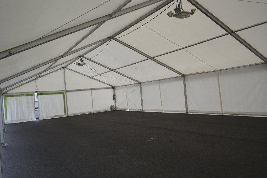 Grande structure 20m avec tables brasserie pour festival