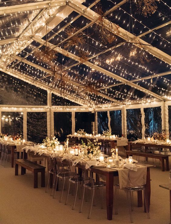 Plafond de guirlandes LED sous chapiteau cristal