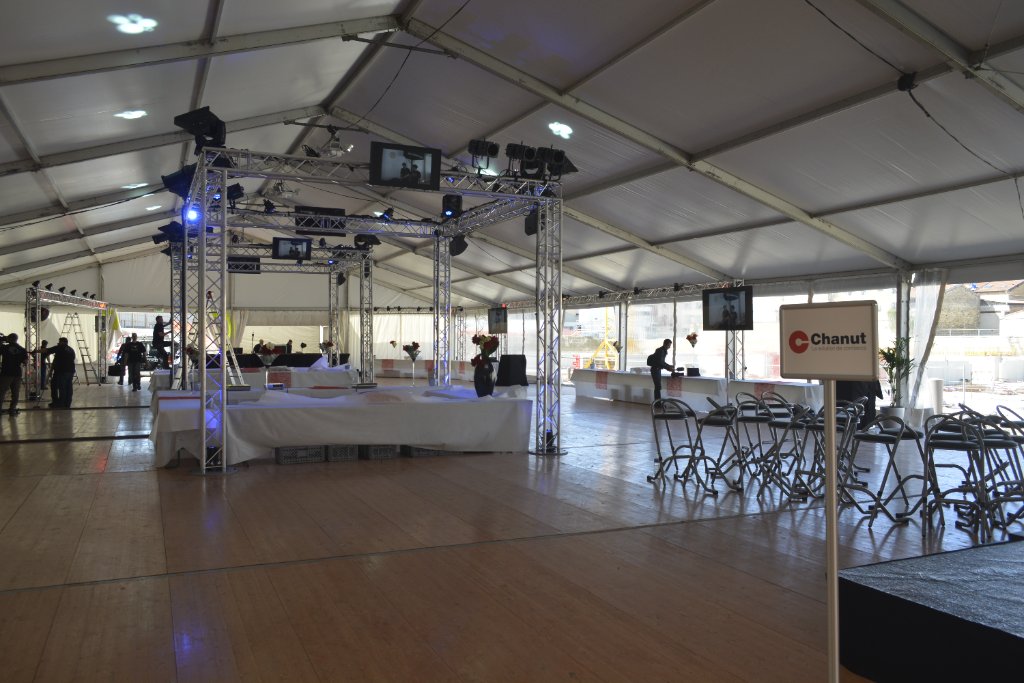 Plancher bois avec scène, truss lumière et écran de projection