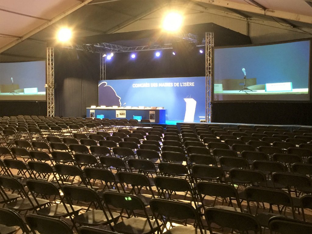 Grand chapiteau aménagé pour le Congrès des Maires de l'Isère