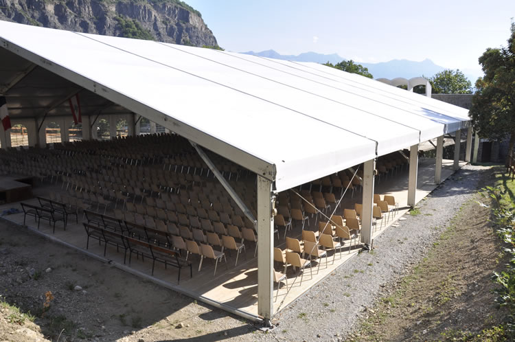 Grand chapiteau MONIN installé face aux montagnes