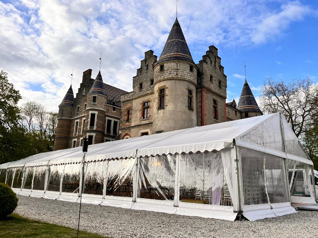 Grand chapiteau cristal panoramique devant un château