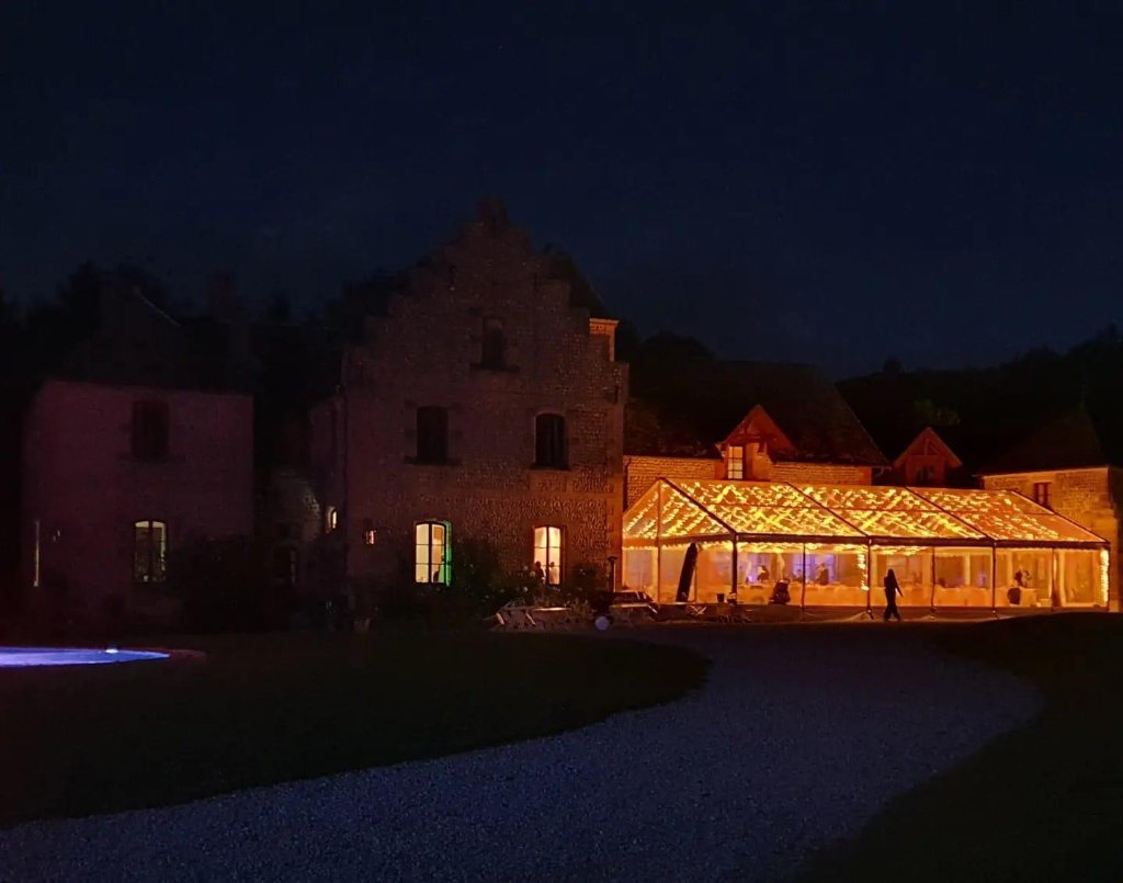 Chapiteau cristal illuminé avec jet d'eau de nuit
