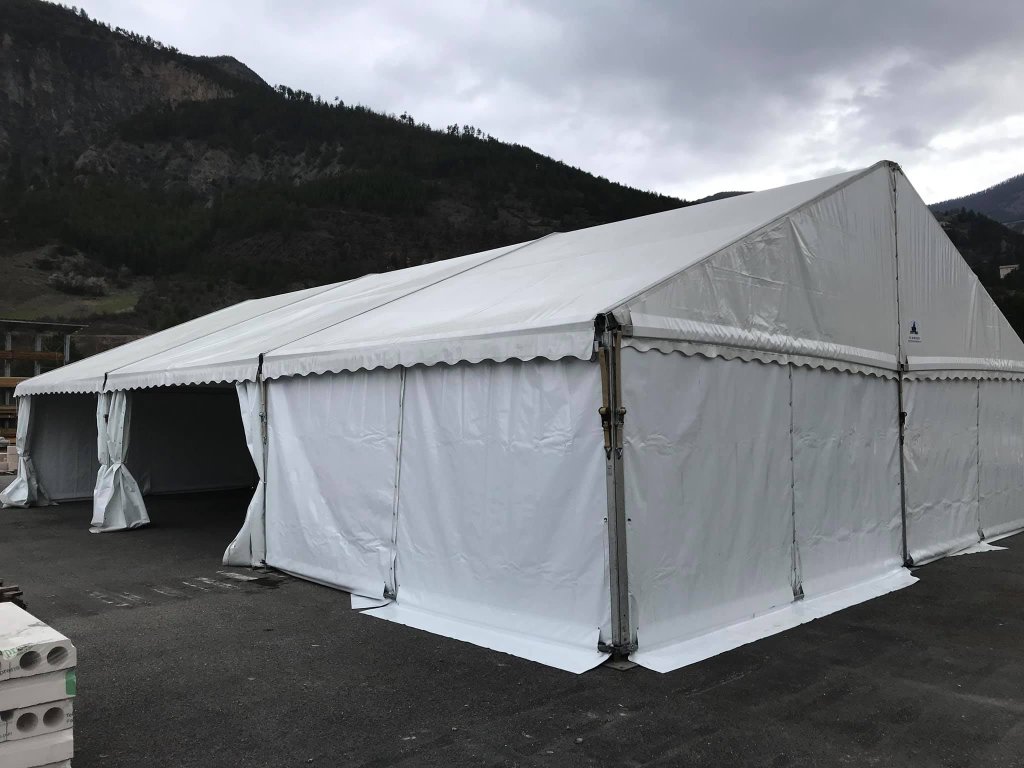 Structure 10x15 blanche sur site industriel en montagne