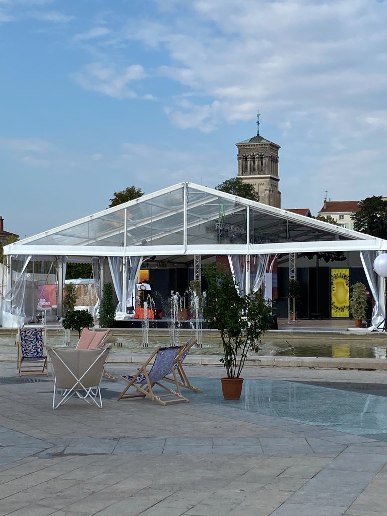 Structure 15m avec toit cristal sur place publique