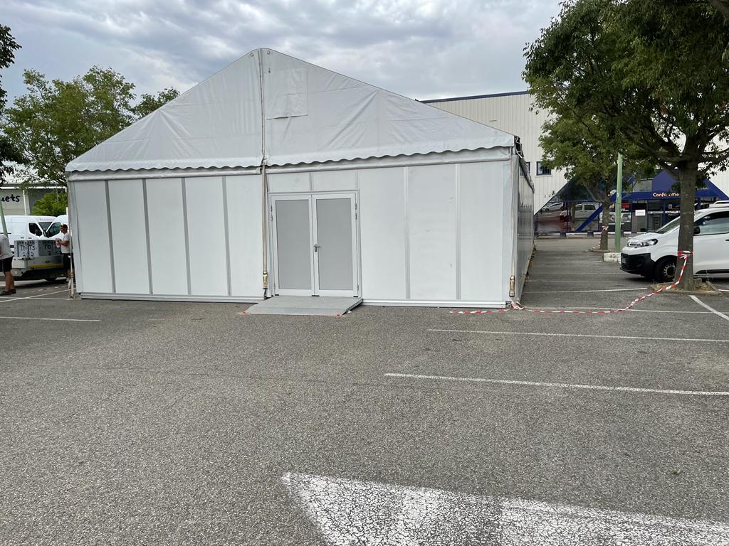 Structure bardée avec porte double pour usage professionnel