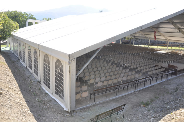 Vue extérieure structure 30m avec fenêtres cintrées et chaises