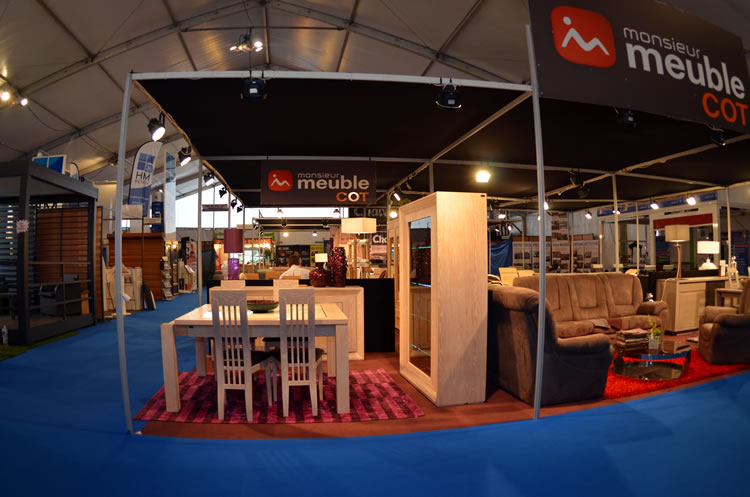 Stand Monsieur Meuble avec présentation mobilier sous structure 30x50