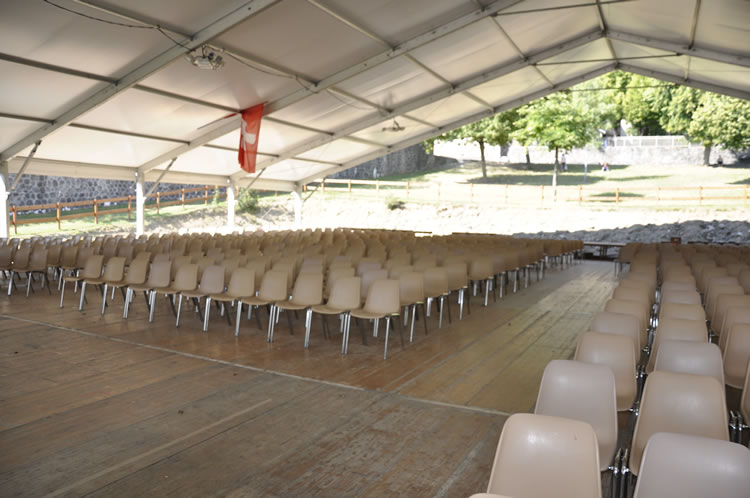 Intérieur structure 30m avec plancher bois et chaises beiges