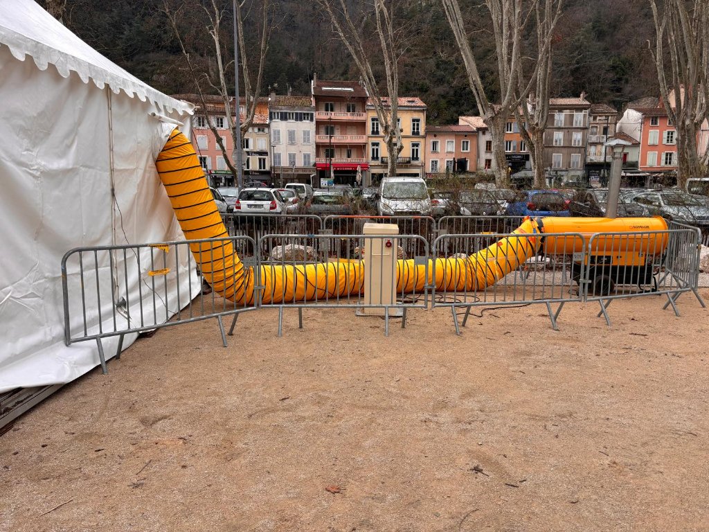 Gaines de chauffage jaunes alimentant un chapiteau en centre-ville