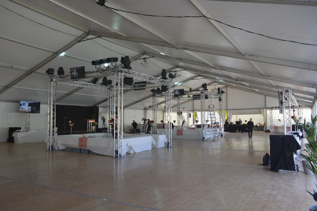 Grand plancher bois sous chapiteau avec structures lumière