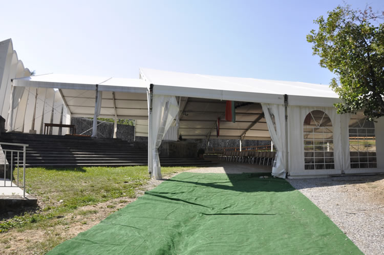 Entrée structure 30m avec tapis vert et escaliers en pierre