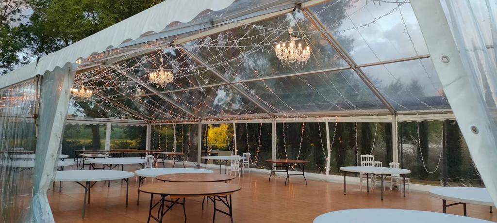 Chapiteau cristal avec lustres et guirlandes LED en journée