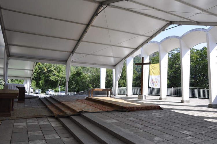 Structure 30m avec arches blanches et tapis orientaux pour cérémonie