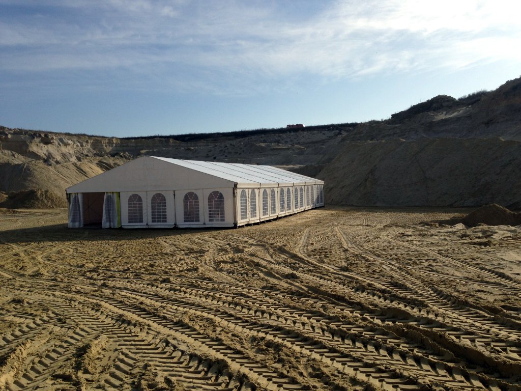 Structure 15m avec rangées de chaises noires pour grand événement