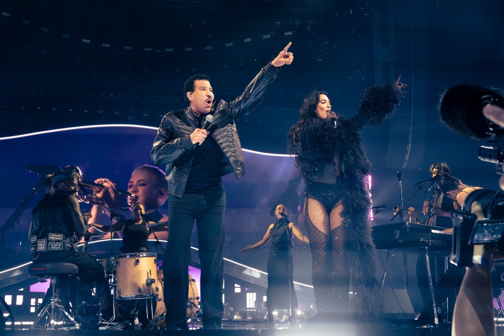 Dua Lipa — Cavale Live