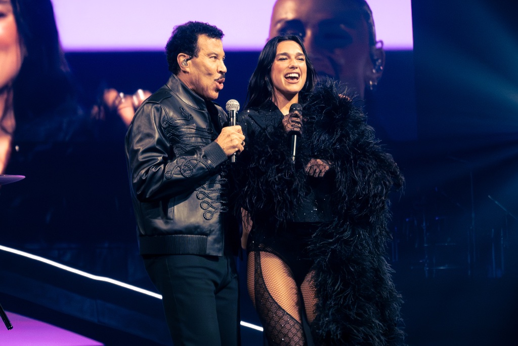 Dua Lipa — Cavale Live