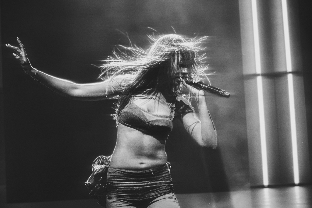 PinkPantheress performing during the An Evening With PinkPantheress Tour at Arizona Financial Theatre in Phoenix, AZ — concert photography by Anthony Cavale for Cavale Live