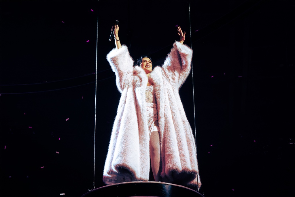 Dua Lipa — Cavale Live